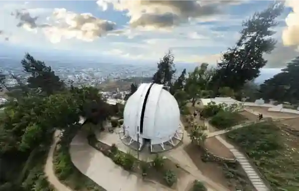 Observatorio Manuel Foster en el Parque Metropolitano de Santiago con vista panorámica de la ciudad