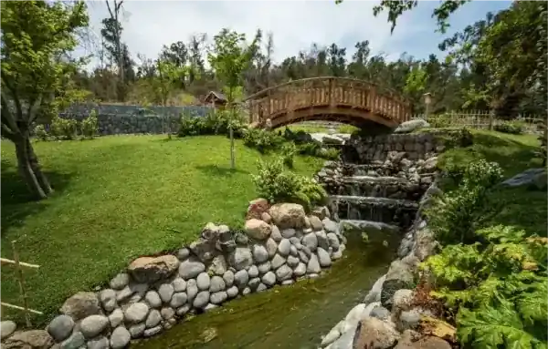 Jardín Japonés del Parque Metropolitano de Santiago con puente de madera y cascada