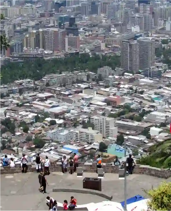 Vista panorámica de Santiago desde el Mirador Bellavista del Parque Metropolitano