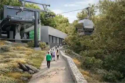 Estación Pío Nono del Teleférico Santiago con cabina y visitantes recorriendo el Parque Metropolitano