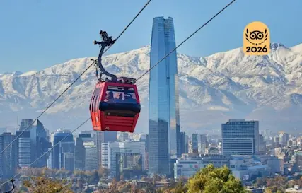Cabina del Teleférico Santiago con vista a la cordillera de los Andes y reconocimiento Best of the Best 2026