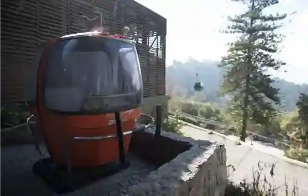 Cabina del Teleférico Santiago en la Estación Cumbre rodeada de áreas verdes