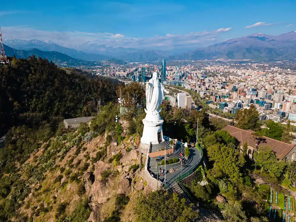 Cumbre del Cerro San Cristóbal en el Parque Metropolitano de Santiago