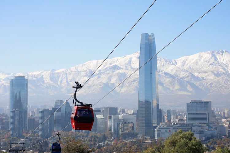 Cabina de Teleférico Santiago con la cordillera de los Andes de fondo