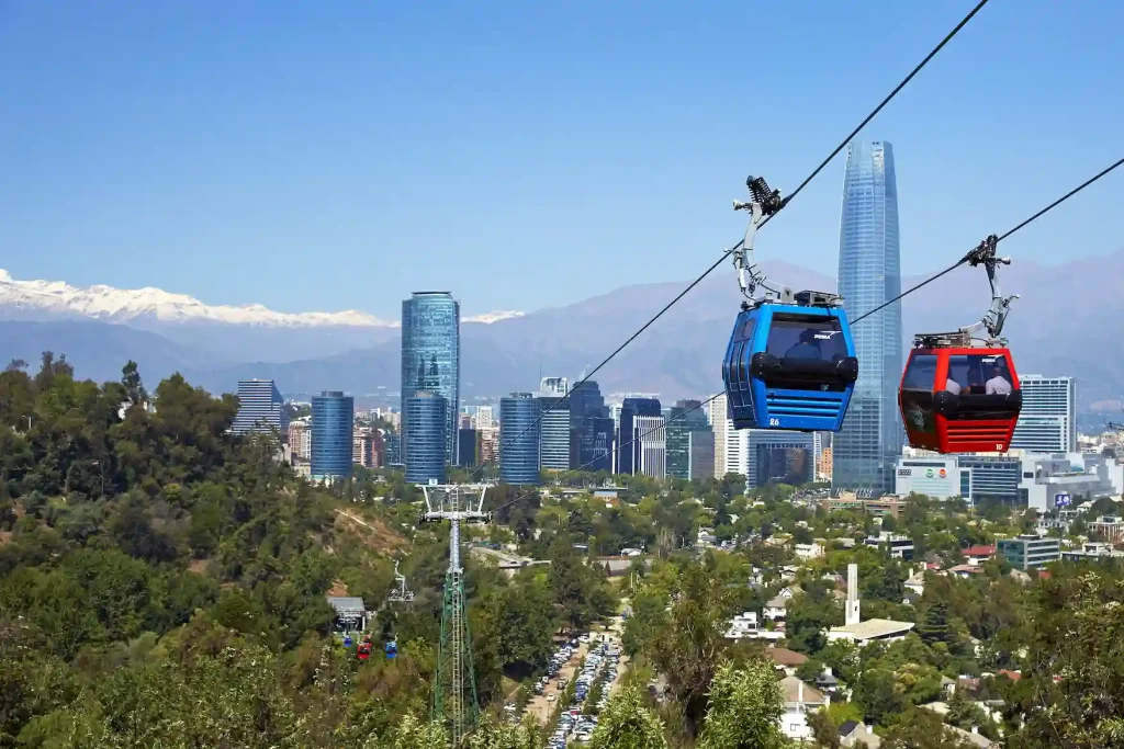 Teleférico Santiago sobre el Cerro San Cristóbal