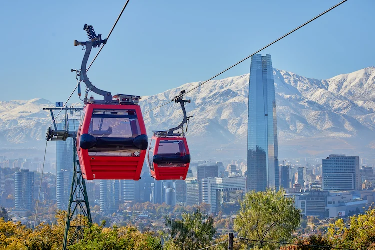 Teleférico Santiago con la cordillera de los Andes de fondo