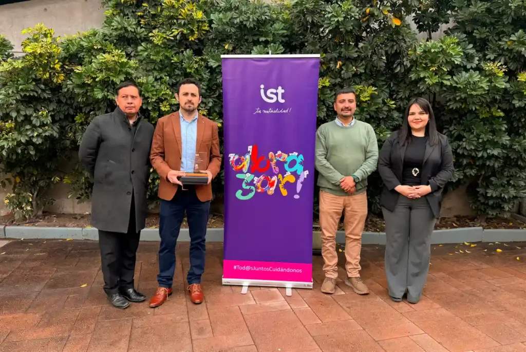 Equipo de Teleférico Santiago posa junto al pendón del Instituto de Seguridad del Trabajo y el trofeo de la Distinción a la Excelencia 2026 en prevención