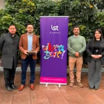 Equipo de Teleférico Santiago posa junto al pendón del Instituto de Seguridad del Trabajo y el trofeo de la Distinción a la Excelencia 2026 en prevención